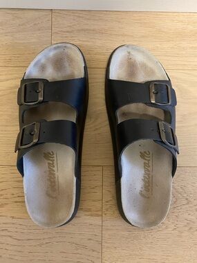 L’intervalle Two Strap Sandals